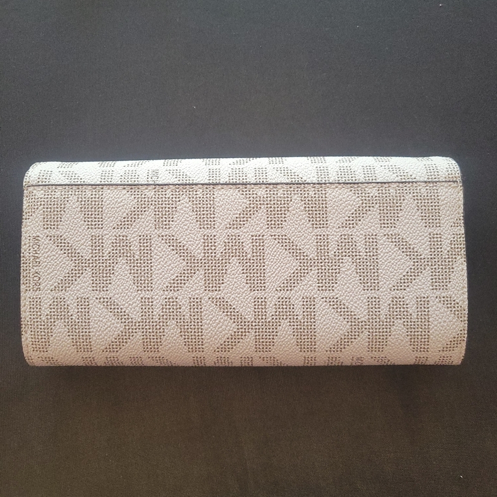 Michael Kors Signature Wallet - Picture 2 of 4